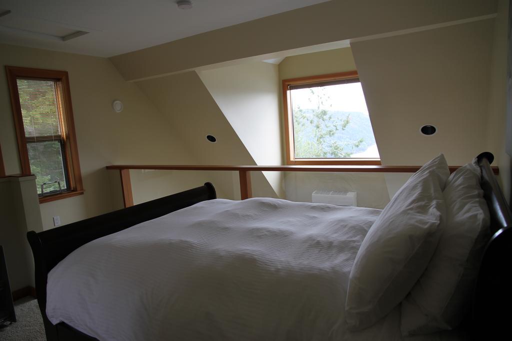 Malahat Moon Water Lodge מראה חיצוני תמונה