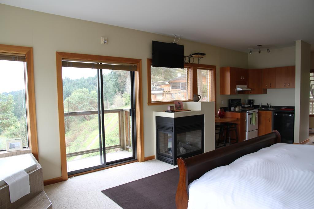 Malahat Moon Water Lodge מראה חיצוני תמונה
